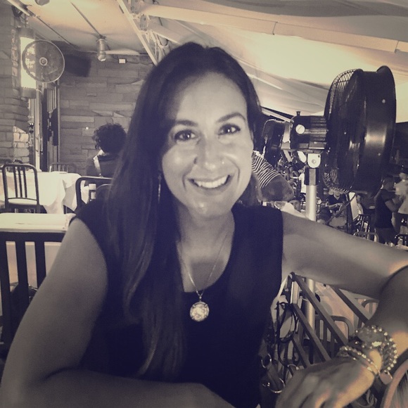 Meet your Posher, Jennifer - Picture 1 of 2